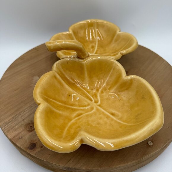 Vtg. MCM Belmar #852 California Pottery Gold Divided Leaf Nut/Candy Dish Yellow - Picture 4 of 9